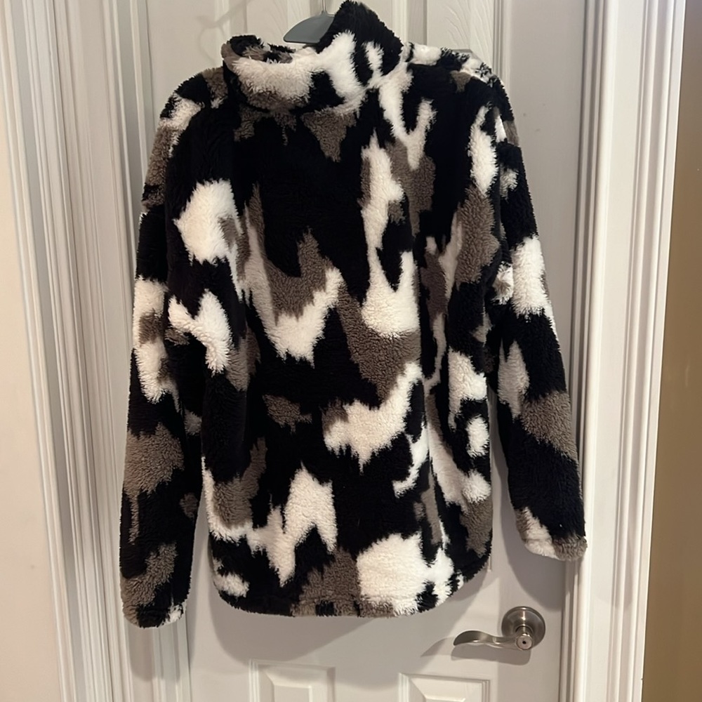 Ladies Eddie Bauer XL Pullover Warm and Soft Faux Fur Like new - Picture 2 of 2